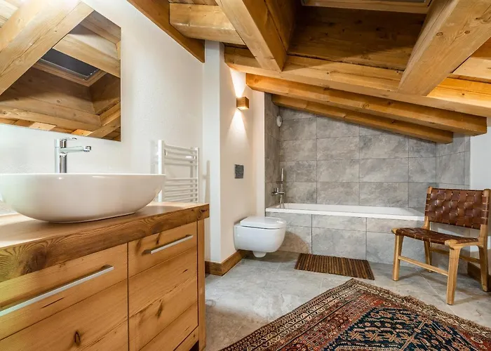 Celosia - By Emerald アパート